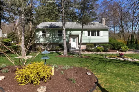 15 Rainbow Ct, Hamden, CT 06514