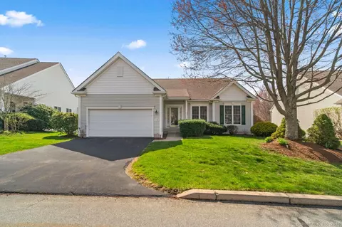 110 Country Club Dr #110, Oxford, CT 06478