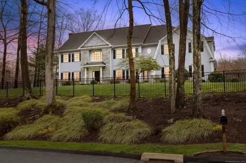 5 Oak Ridge Dr, Newtown, CT 06470