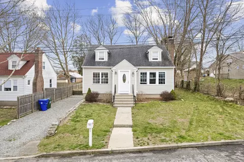 5 Hamast Ave, Waterford, CT 06385