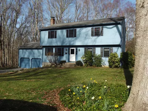 11 Friar Tuck Dr, Ledyard, CT 06335