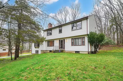 11 Westview Dr, Monroe, CT 06468