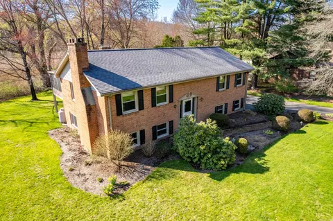 4 Meadowview Ln, Bloomfield, CT 06002