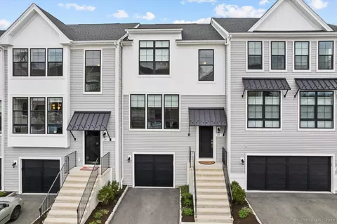 27 Brentwood Cir #27, Danbury, CT 06810