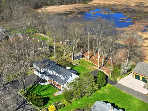81 Waverly Park Rd, Branford, CT 06405