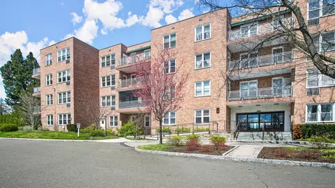 5 Putnam Hl #4B, Greenwich, CT 06830
