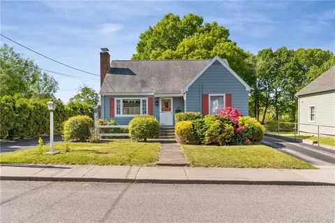 30 W Elderkin Ave, Groton, CT 06340