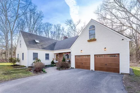 7 Lynn Dr, Ledyard, CT 06339