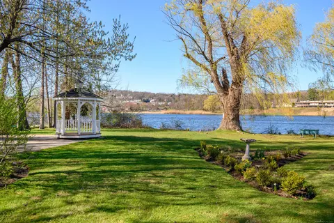 73 Boulevard Dr #6, Danbury, CT 06810