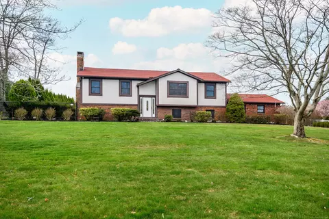 14 Rolf Dr, Danbury, CT 06810