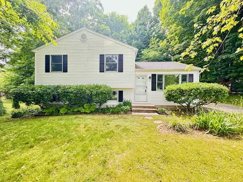 17 Grieb Trl, Wallingford, CT 06492