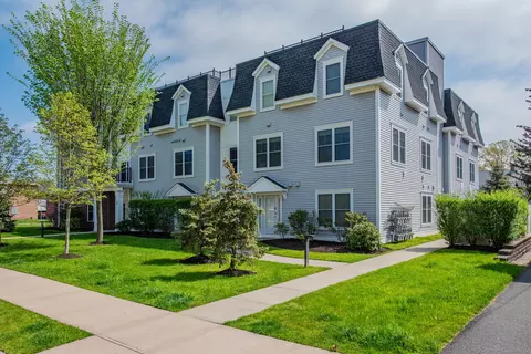 2 Bishop Rd #202, West Hartford, CT 06119