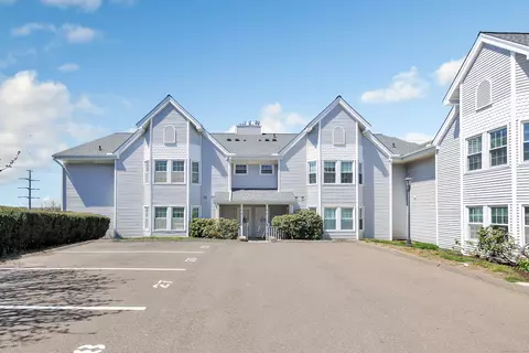 12 Greenview Ln #12, Milford, CT 06461