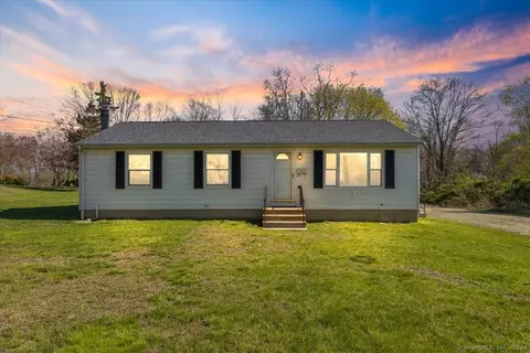 3 Sunniecrest Dr, Waterford, CT 06385