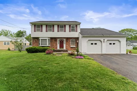 24 Edgewood St, Danbury, CT 06810