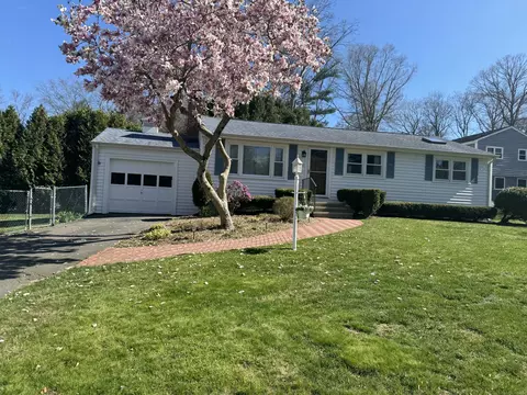 17 Sycamore Rd, East Lyme, CT 06357