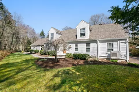 8 Winthrop Dr, East Lyme, CT 06333