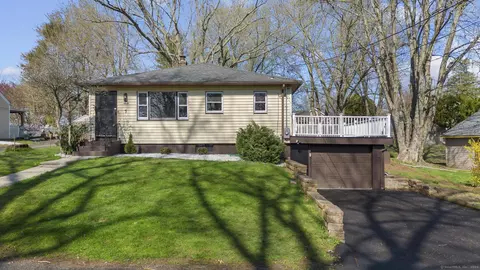 7 Tuccitto Rd, Portland, CT 06480