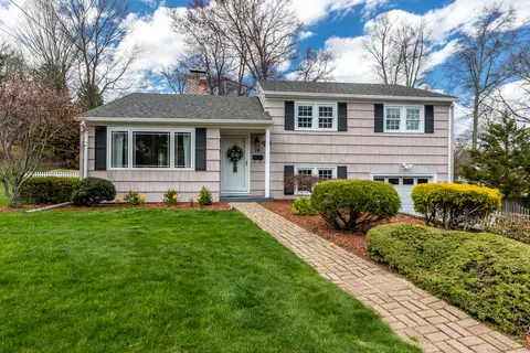 16 John Smith Dr, West Hartford, CT 06107