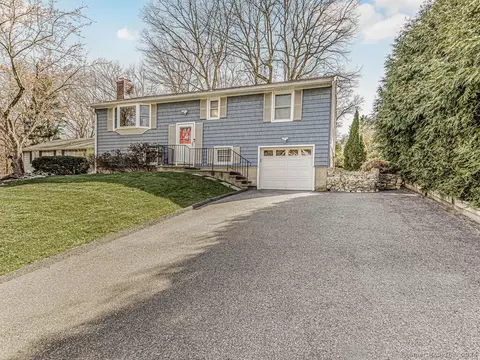 27 Lakewood Dr, Norwalk, CT 06851