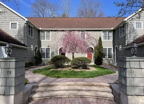 29 Harwich Ln #29, West Hartford, CT 06117