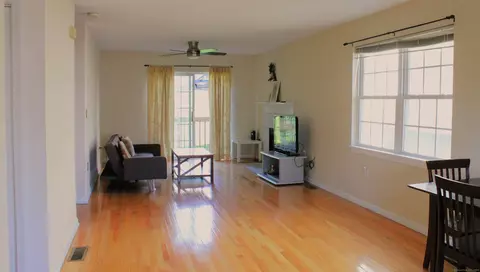 2390 State St #L16F, Hamden, CT 06517