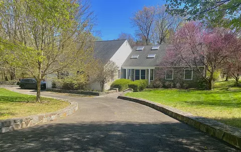 25 Lancelot Rd, Fairfield, CT 06824