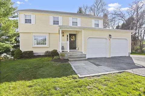 55 Fairway Grn, Fairfield, CT 06825