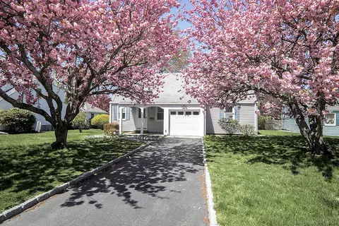 6 Beauford Rd, Norwalk, CT 06854