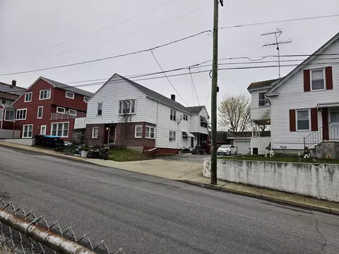 35 Van Den Noort St, Putnam, CT 06260