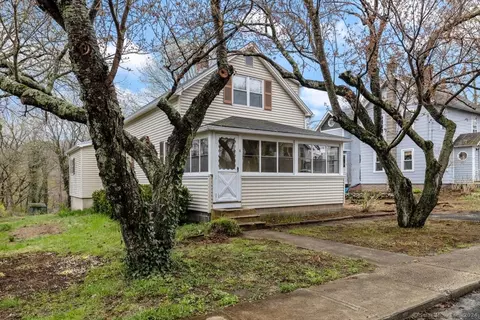 8 Blake St, Essex, CT 06442