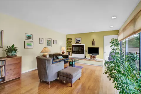 84 Charlton Hill Rd #84, Hamden, CT 06518