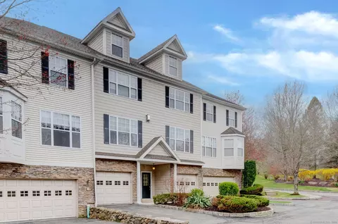 3 Brook Ln #3, Danbury, CT 06810