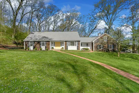 6 Stoneleigh Sq, Fairfield, CT 06825