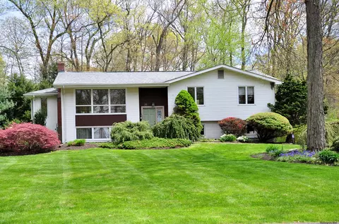 36 Deepwood Dr, Vernon, CT 06066