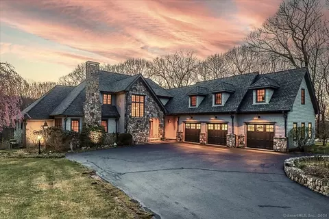 29 Canterbury Ln, Newtown, CT 06482
