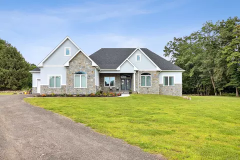 15 Molleur View Dr, Beacon Falls, CT 06403