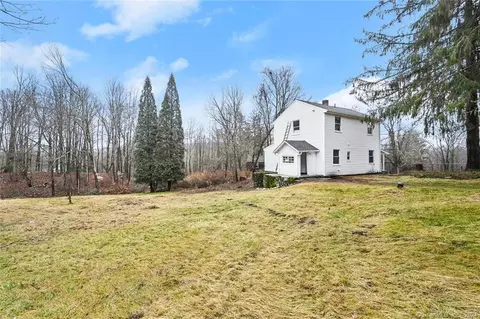 6 Balch Ln, Morris, CT 06763