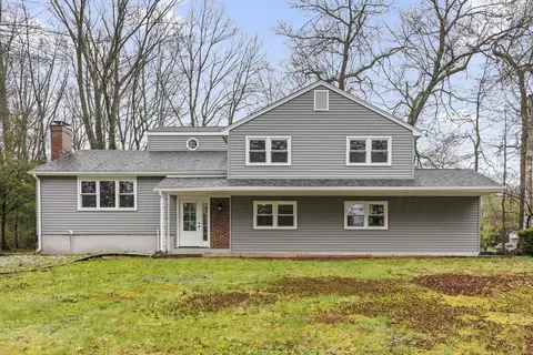 35 Hampton Ln, Bloomfield, CT 06002