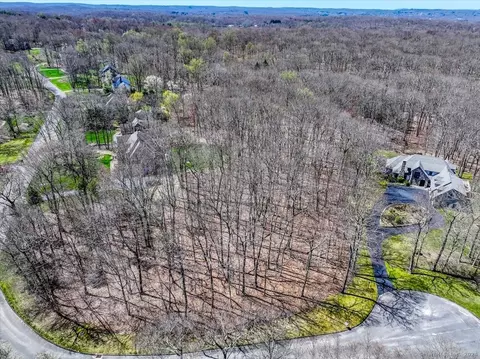 25 Canterbury Ln, Newtown, CT 06482