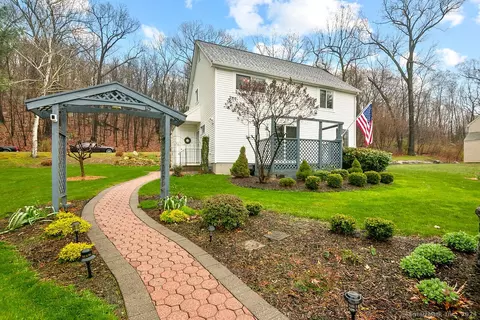 15 Chatham Ln, Bristol, CT 06010