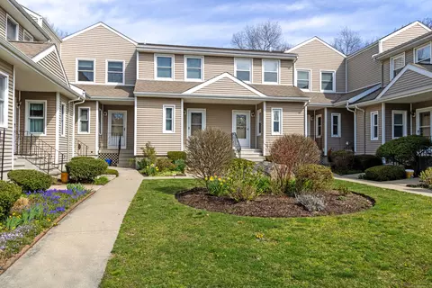 45 Cobblestone Dr, Groton, CT 06340