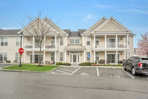 527 Center Meadow Ln #527, Danbury, CT 06810