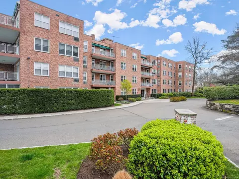 2 Putnam Hl #4K, Greenwich, CT 06830