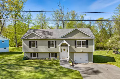 19 Oakridge Dr, Ledyard, CT 06335