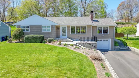 30 Meadowbrook Rd, Danbury, CT 06811