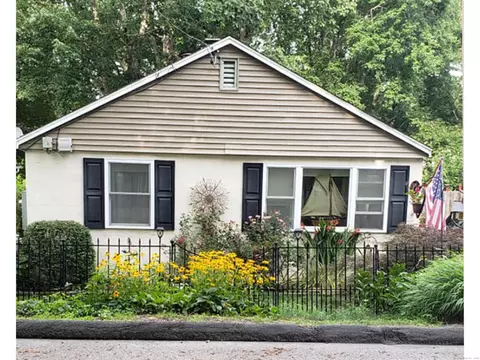 39 Spring Glen Rd, East Lyme, CT 06357