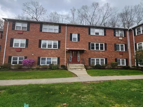 77 Colebrook Ct #E, Branford, CT 06405