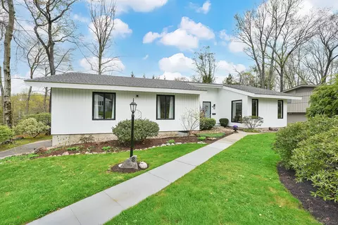8 Ranger Ln, West Hartford, CT 06117