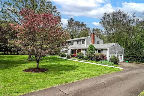 34 Grand Pl, Newtown, CT 06470